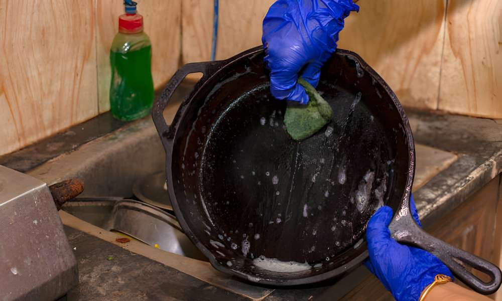 How to remove rust from pots and pans