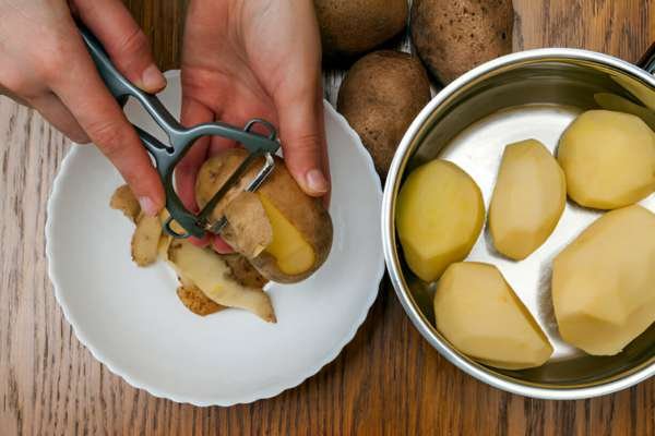 How to use a potato peeler